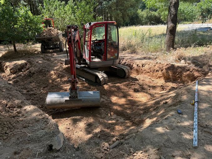 Un engin de chantier rouge.