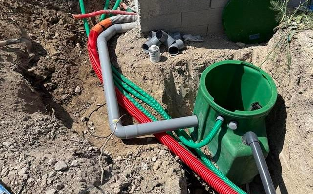 Un engin rouge de chantier.