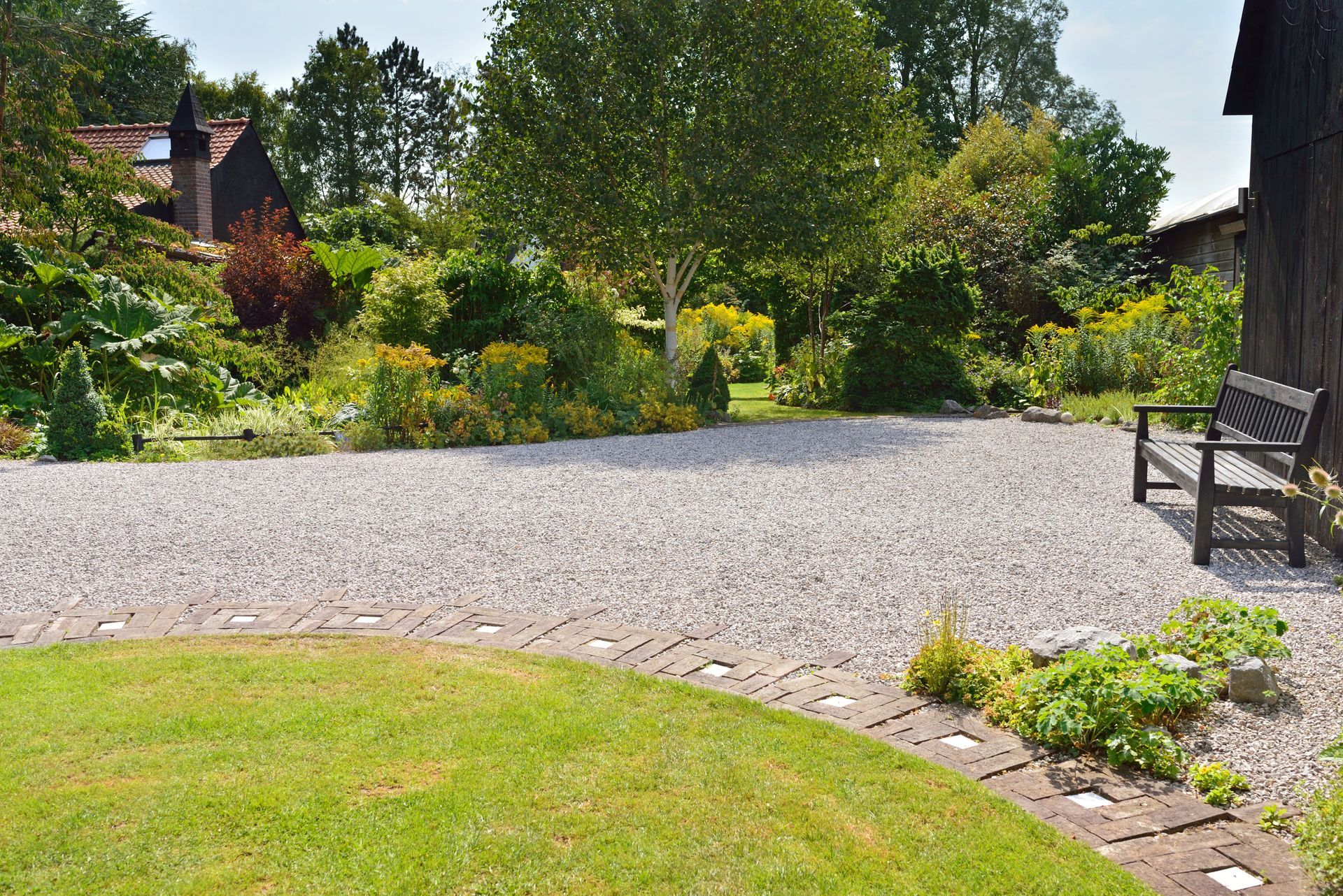 Un jardin avec un chemin d'accès