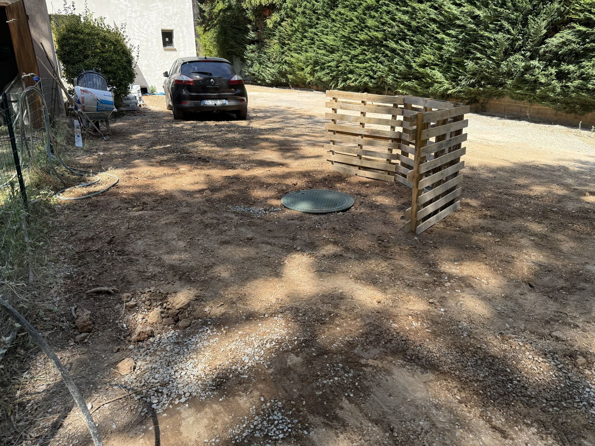 Un engin de chantier jaune.