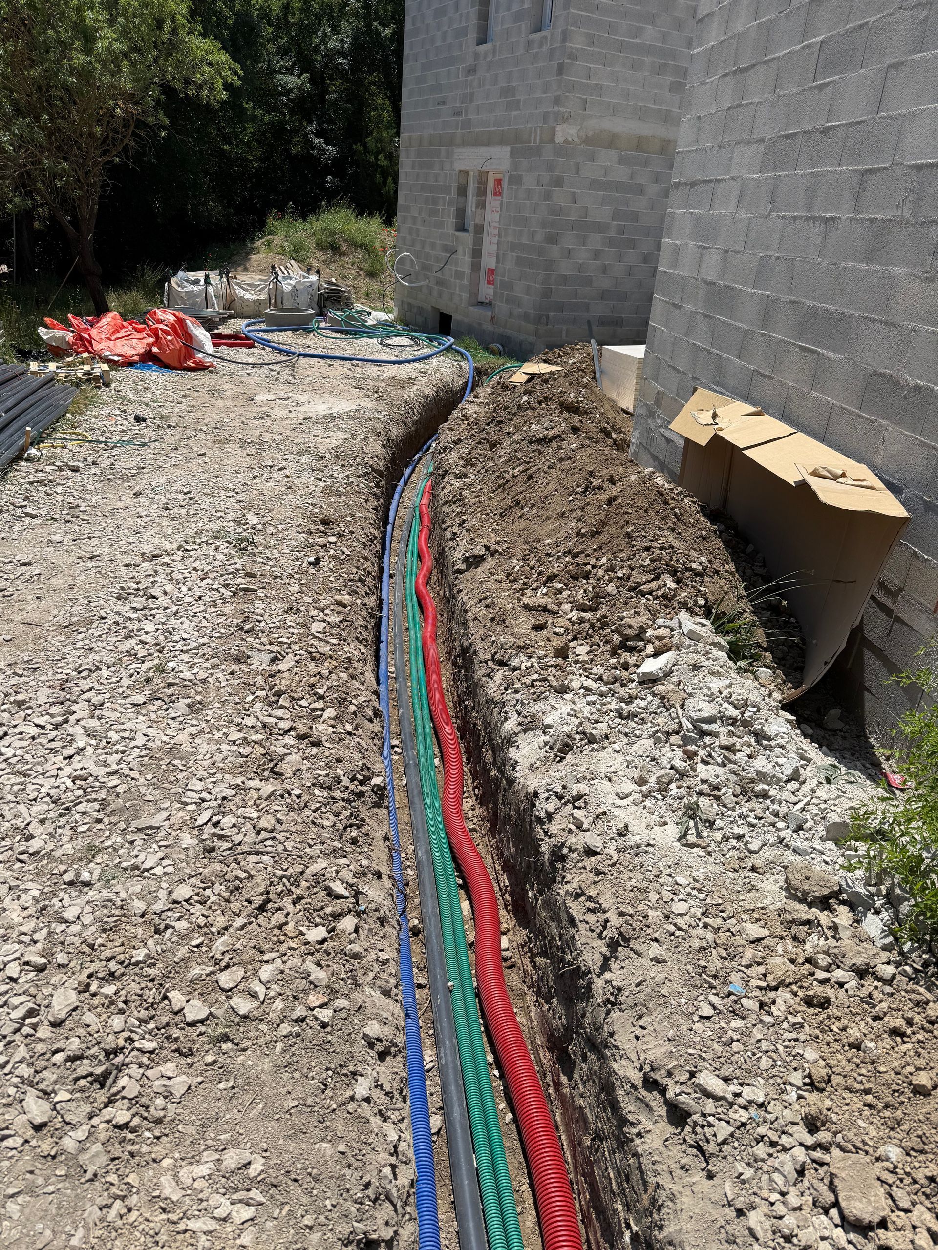 Des personnes travaillant sur un chantier dans une rue.