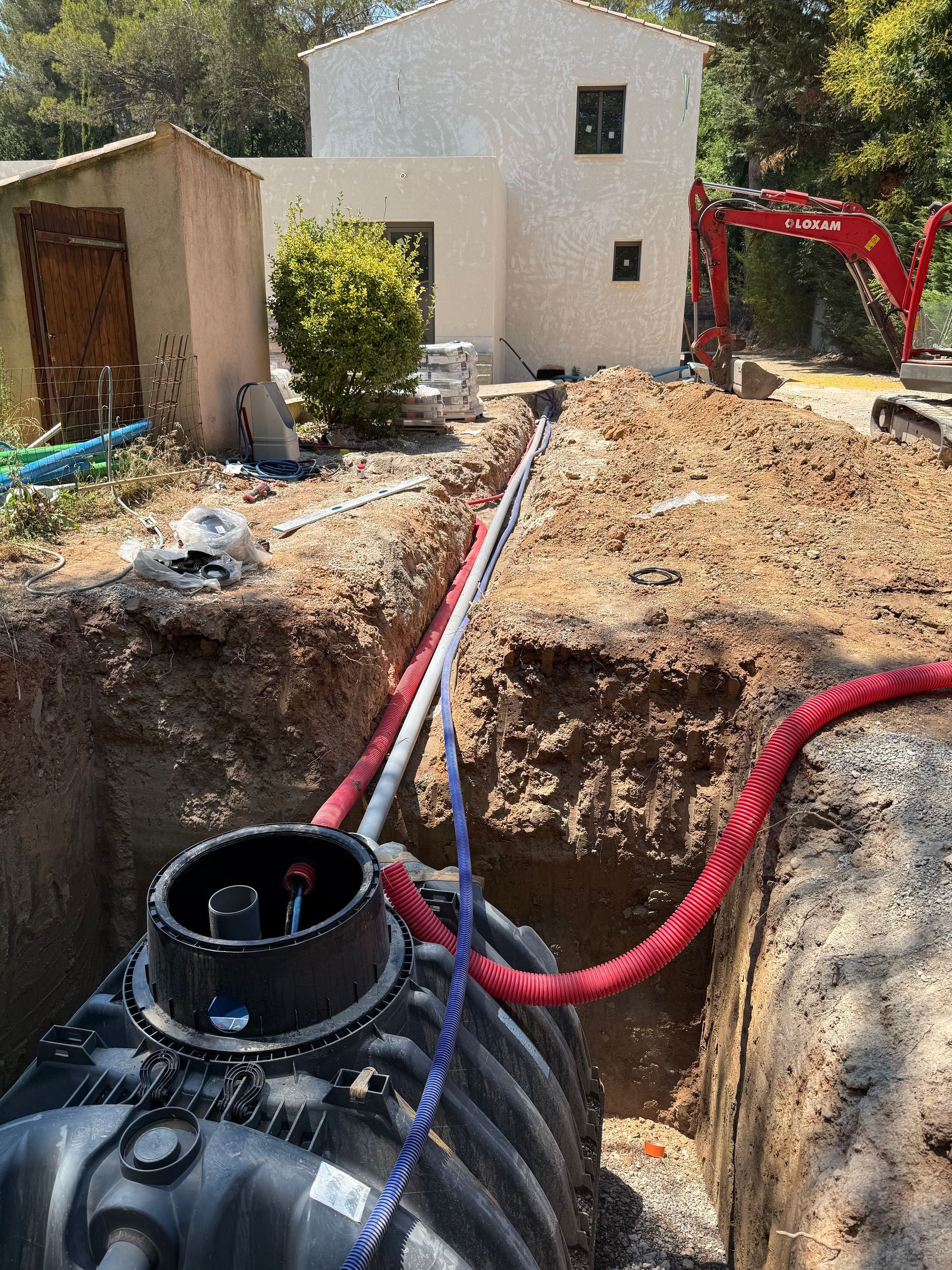 Des travaux d'assainissement avec des tuyaux.