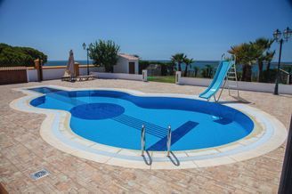 Una gran piscina con un tobogán en el medio.