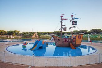 Un barco pirata está en medio de una piscina.