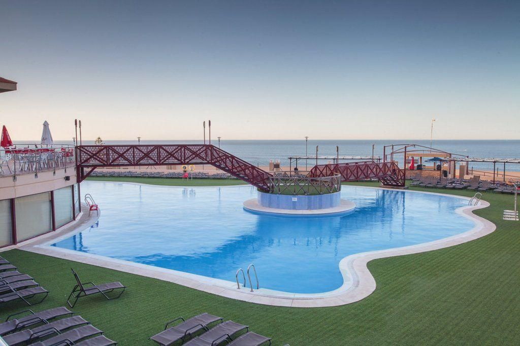 Una gran piscina con un puente sobre ella.