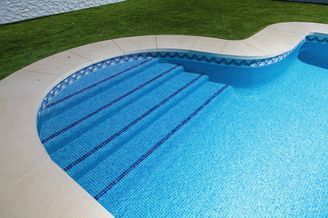 Una piscina con escaleras que conducen a ella.