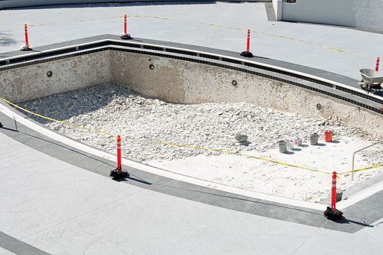 Se está remodelando una gran piscina vacía