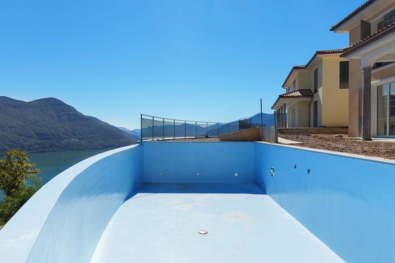 Una piscina vacía con montañas al fondo