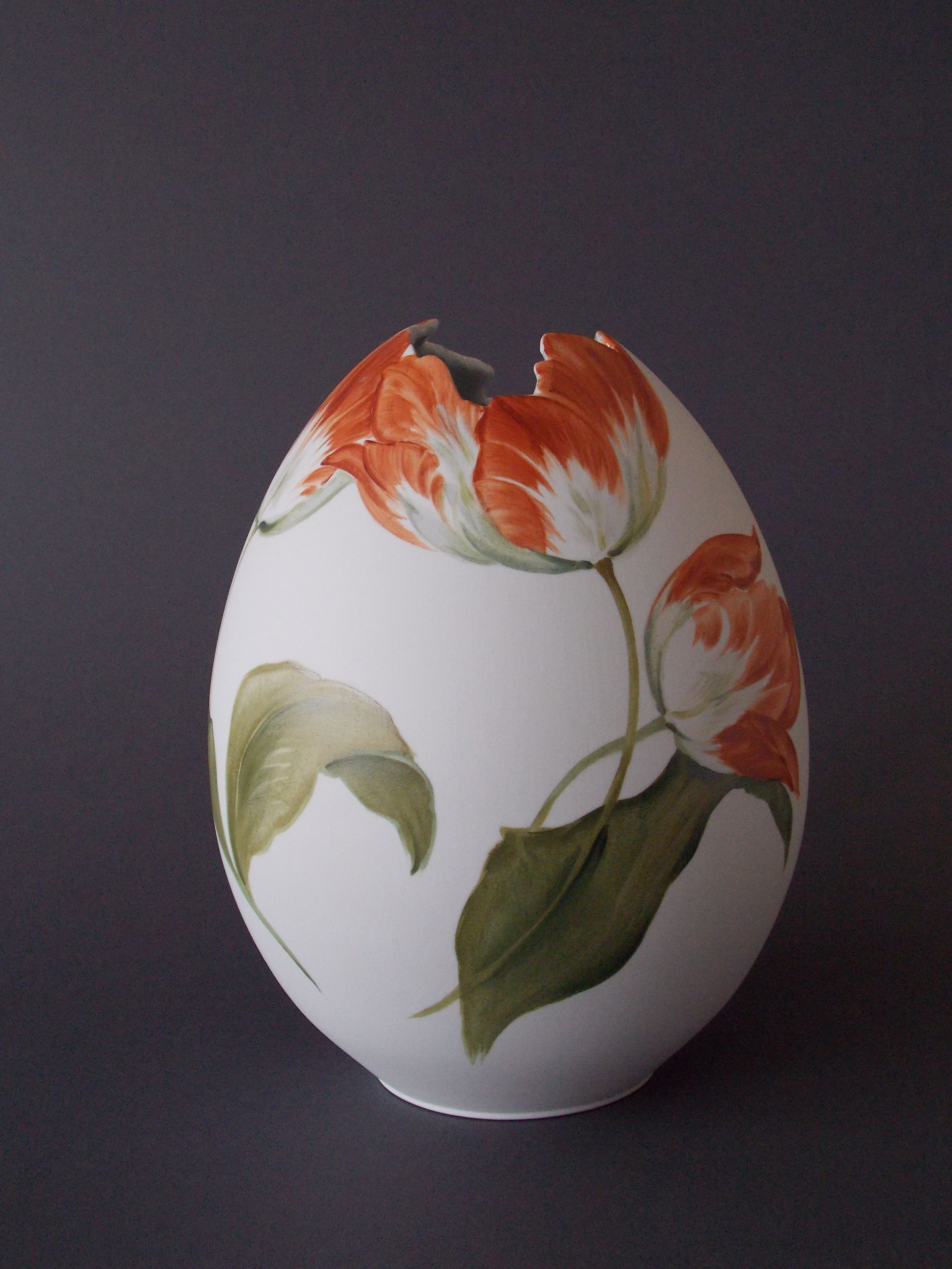 Porzellanmalerei, Eibruchvase mit Tulpenmotiv