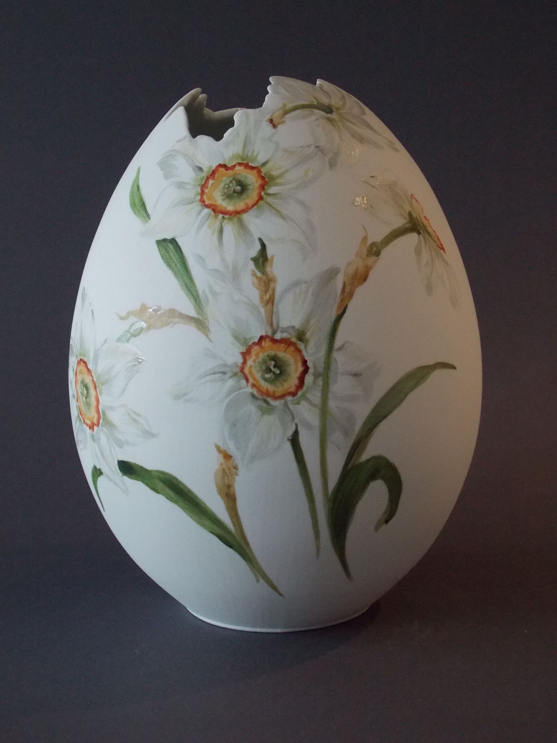 Porzellanmalerei, Eibruchvase mit weißen Blumen