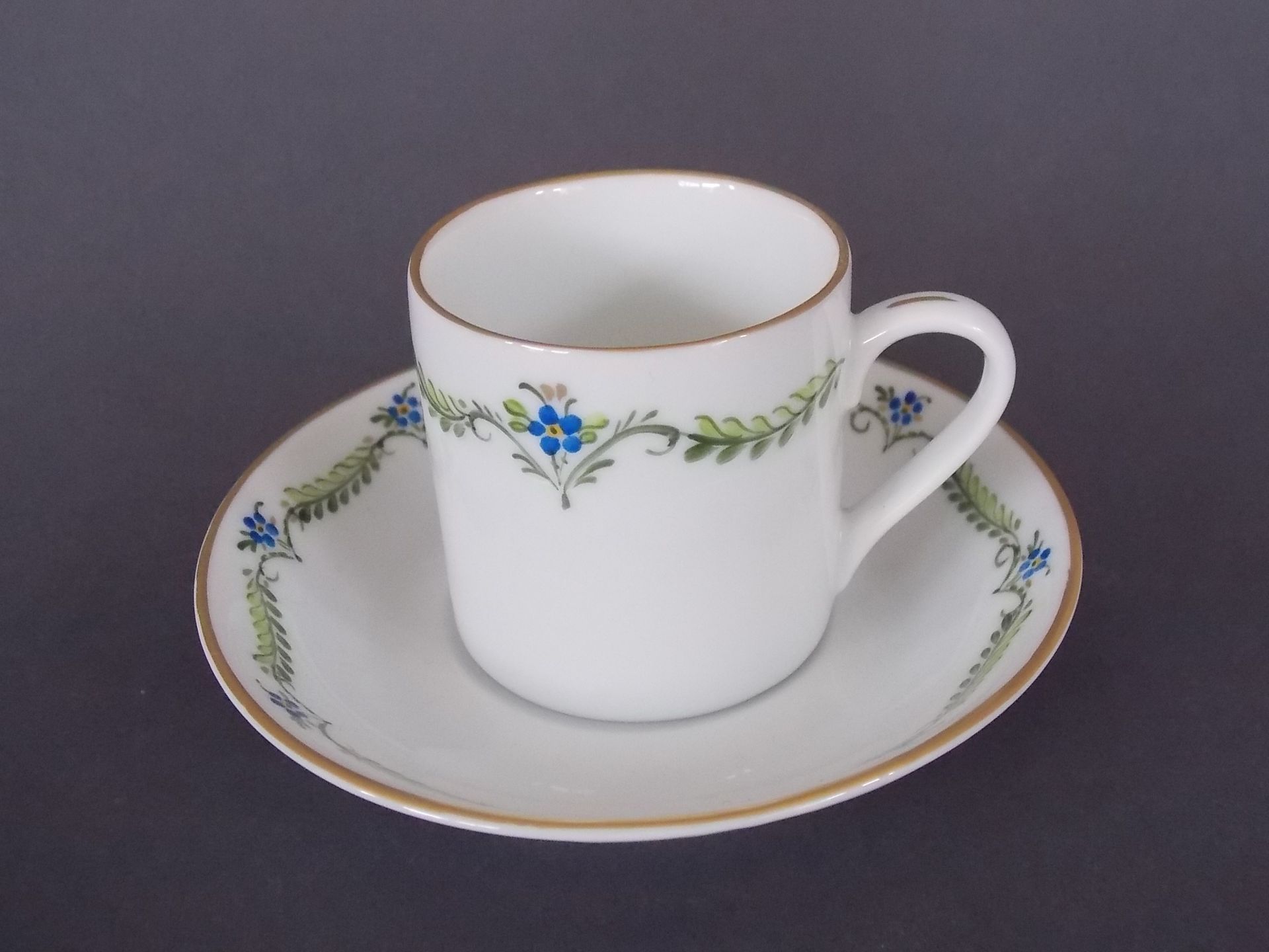 Porzellanmalerei auf Espressotasse, blaue Blüten