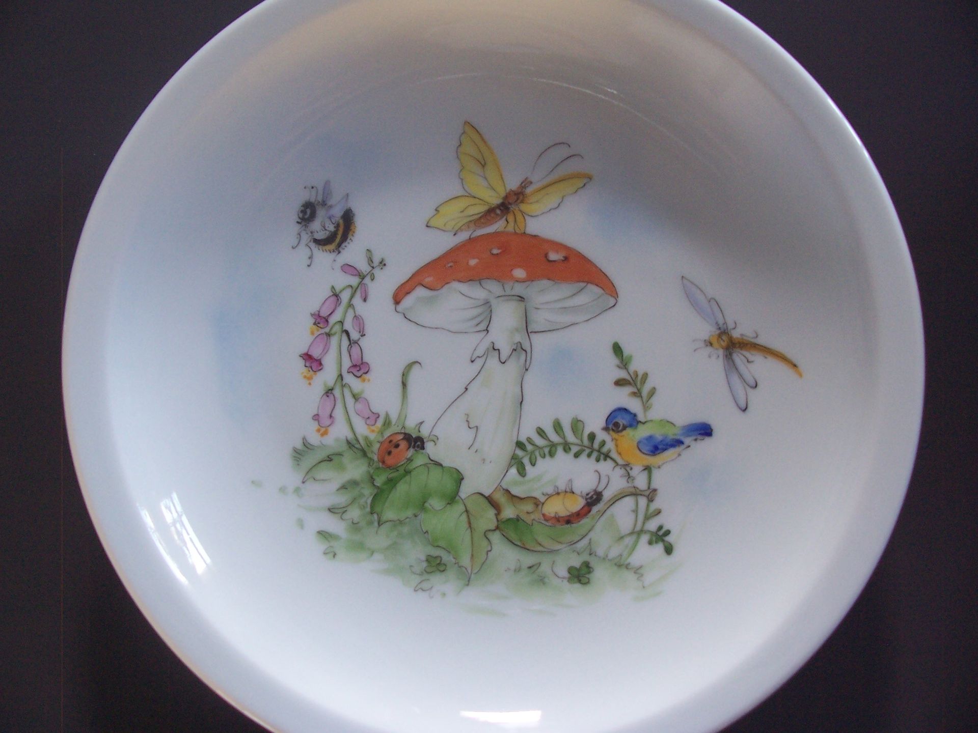 Porzellanmalerei auf Kinderteller, Pilz und Schmetterling