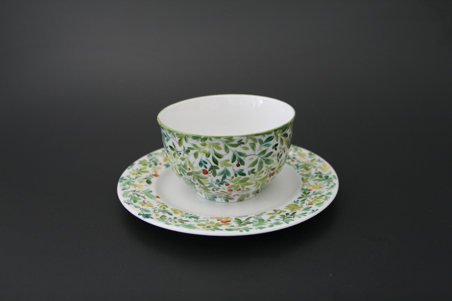 Porzellanmalerei auf Schale und Teller,  kleine grüne Pflanzen und Blätter