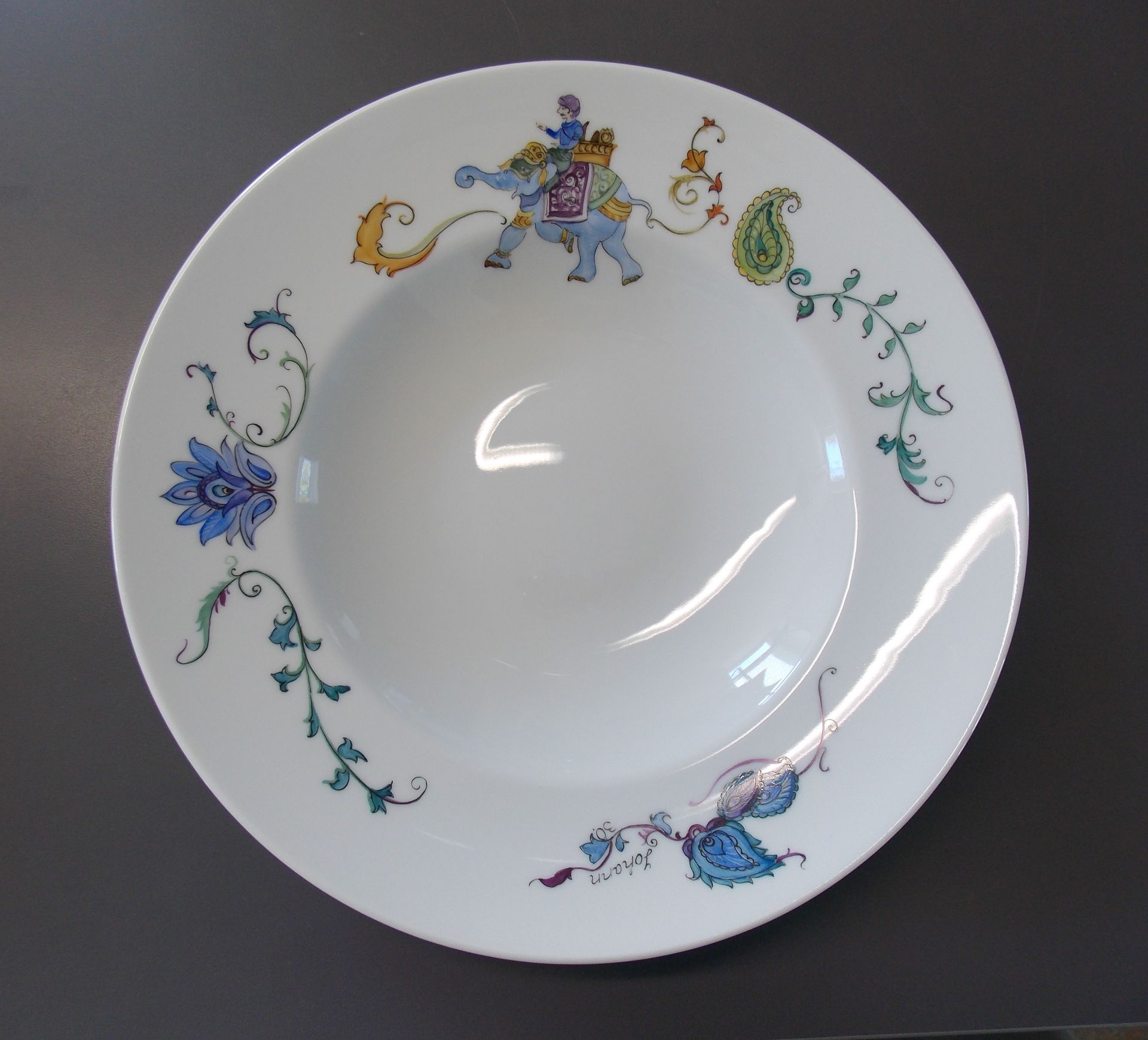 Porzellanmalerei auf Pastateller, indische Motive wie Elefant und bunte Ranken