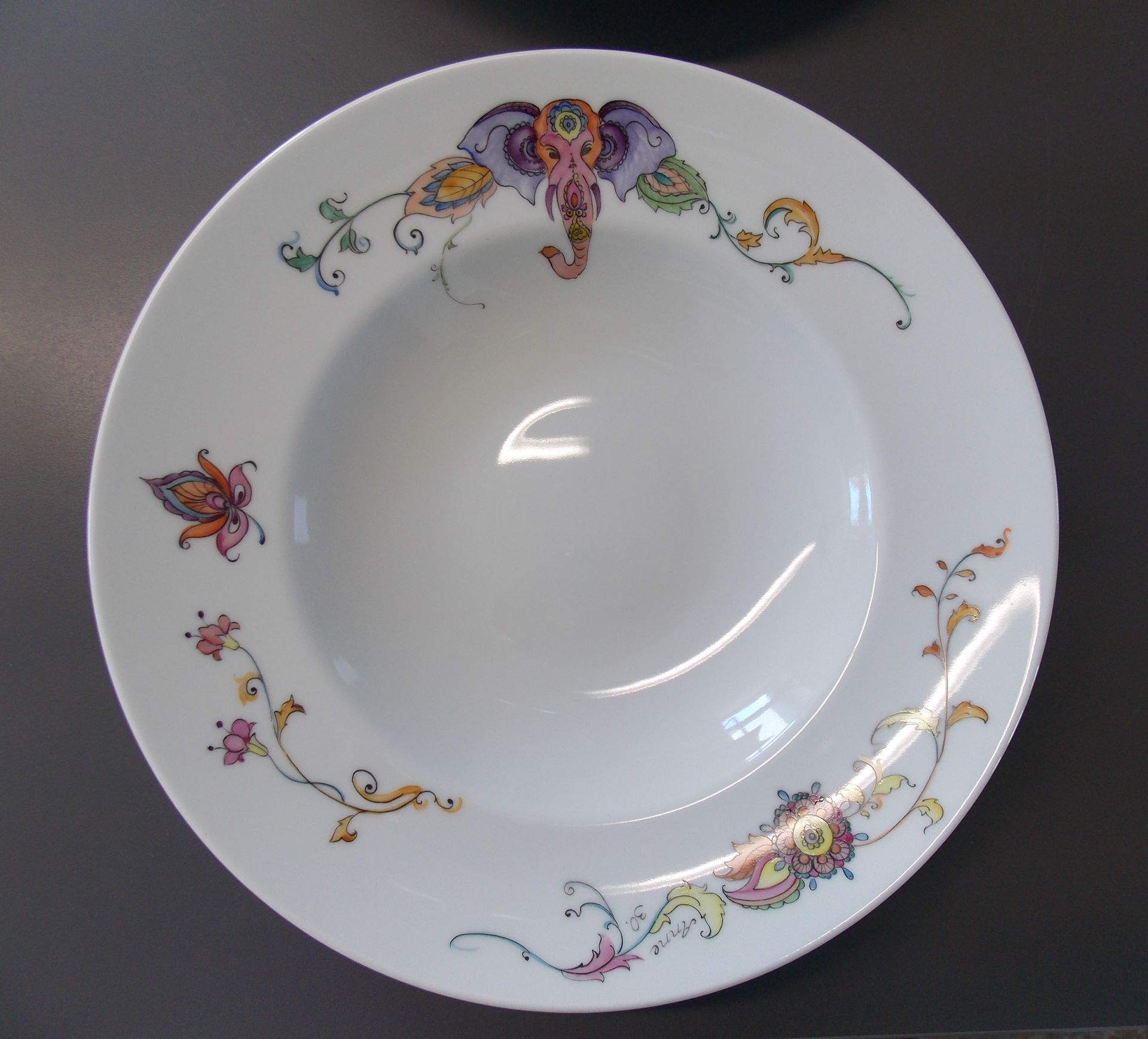 Porzellanmalerei auf Pastateller, indische Motive wie Elefant und bunte Ranken