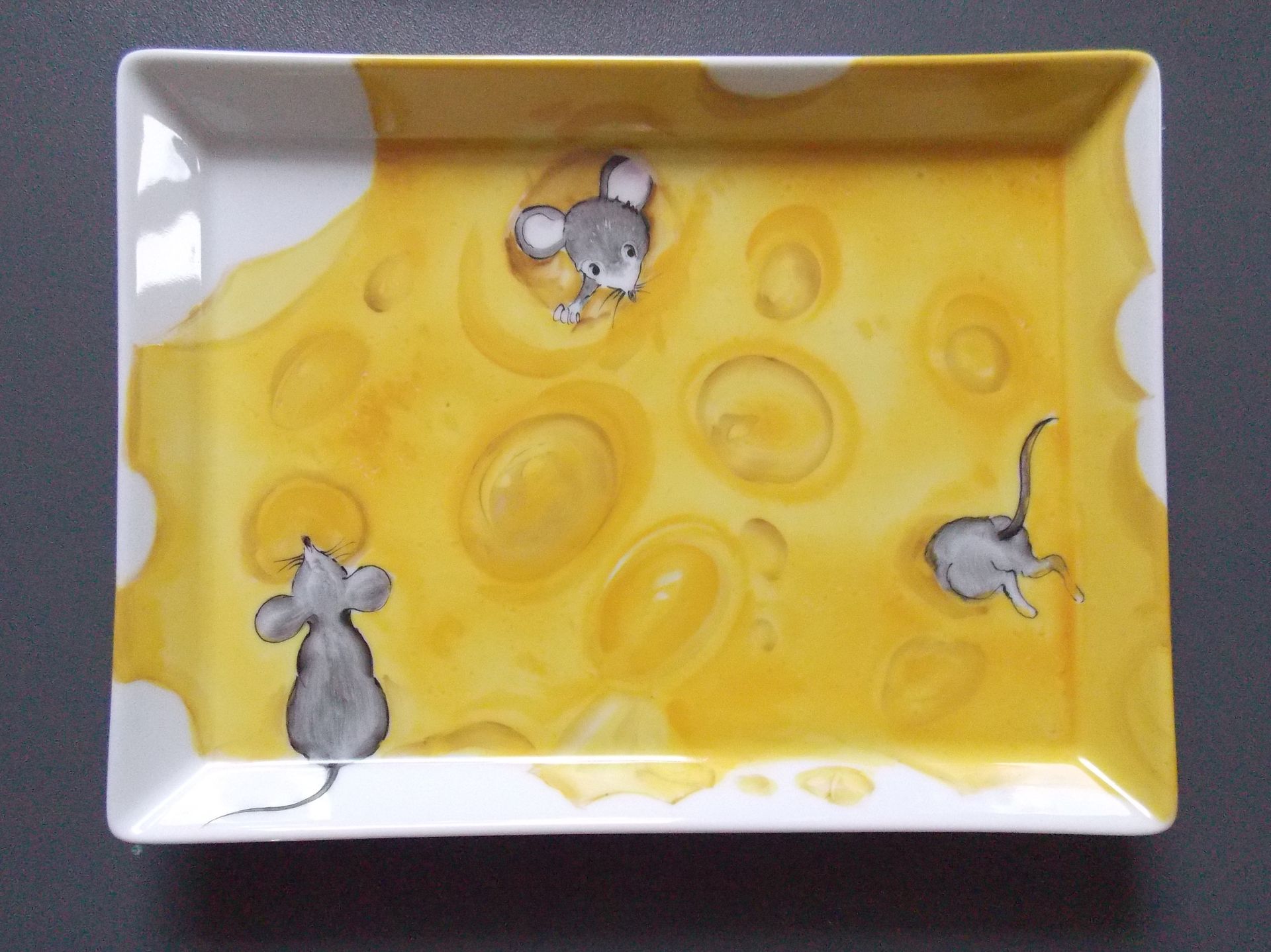 Porzellanmalerei auf Platte, Mäuse im Käse