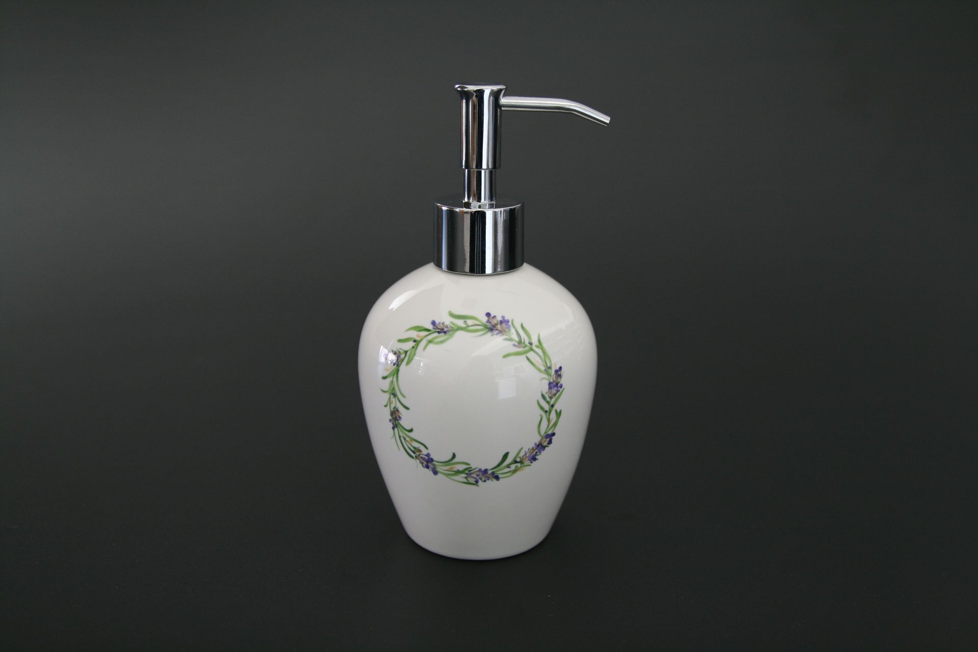 Porzellanmalerei auf Seifenspender, Blumenkranz