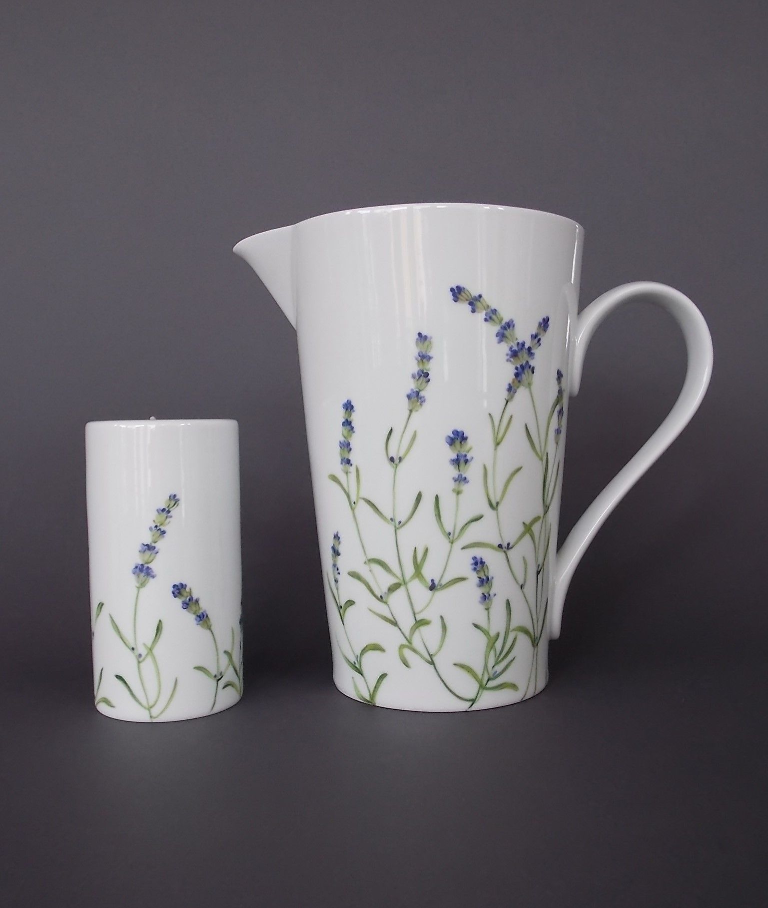 Porzellanmalerei auf Teelicht und Krug, blaue Blumen