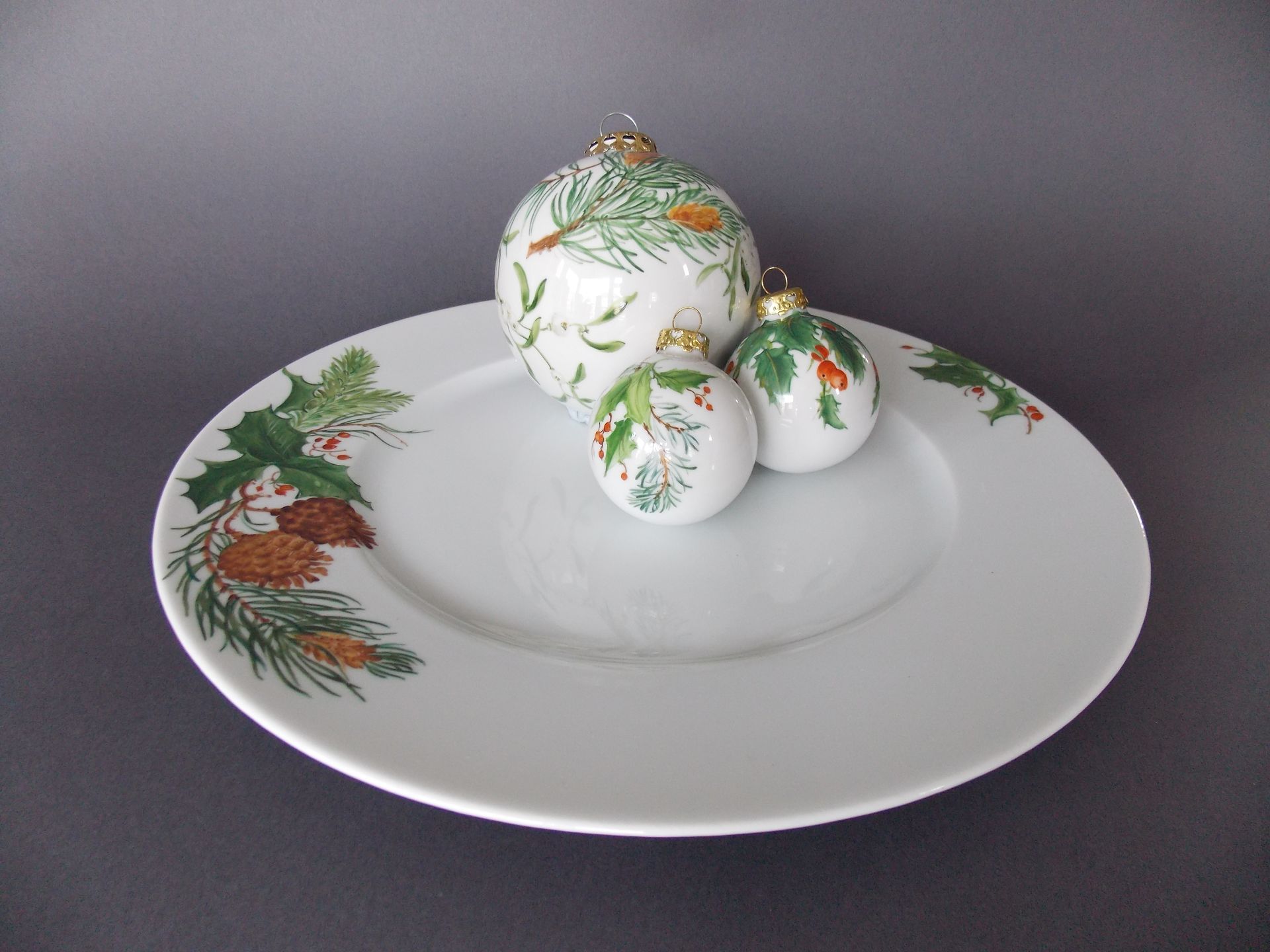 Porzellanmalerei zur Weihnachtszeit, Fichtenzapfen und Zweige