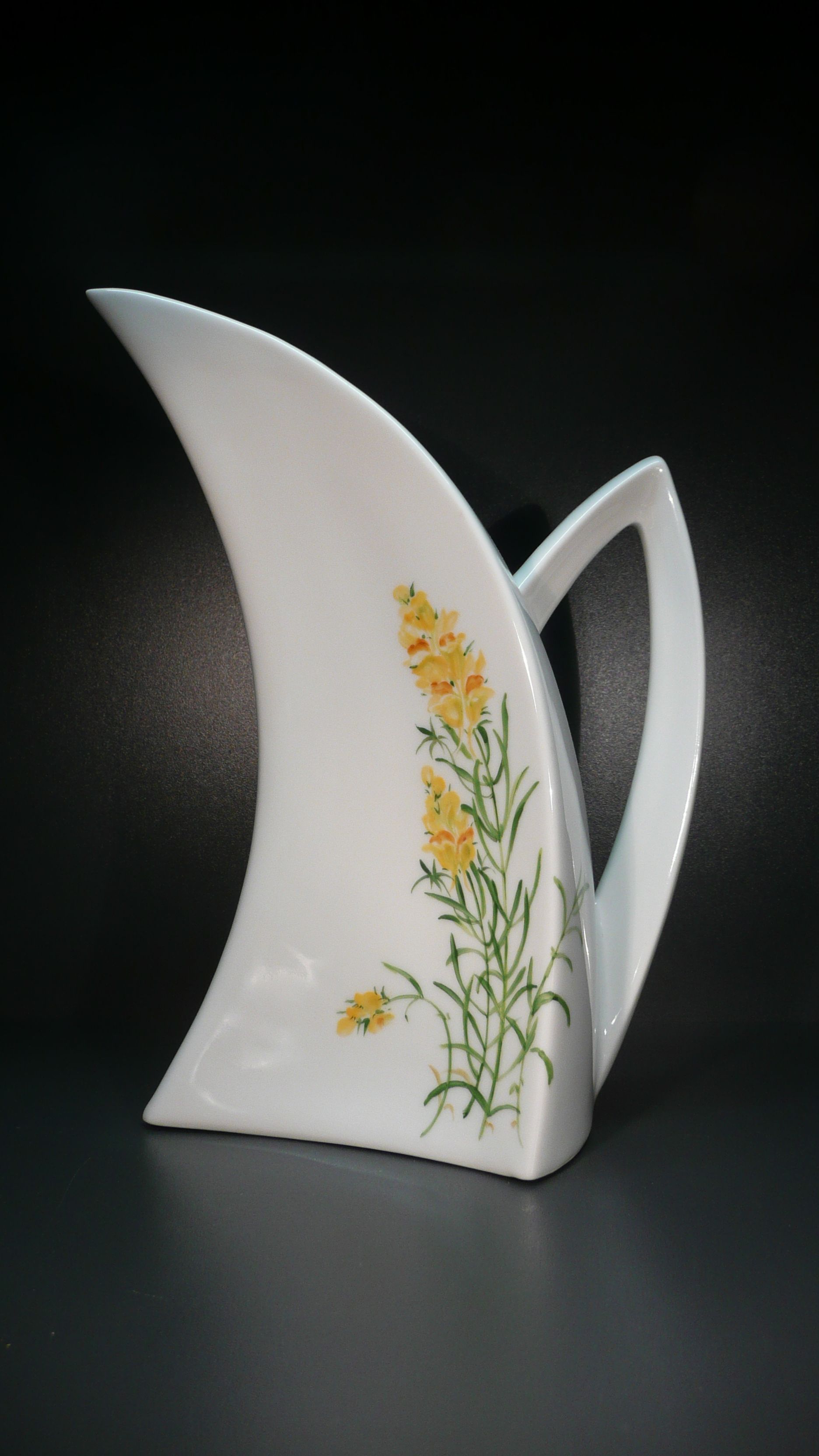 Porzellanmalerei mit gelber Blume