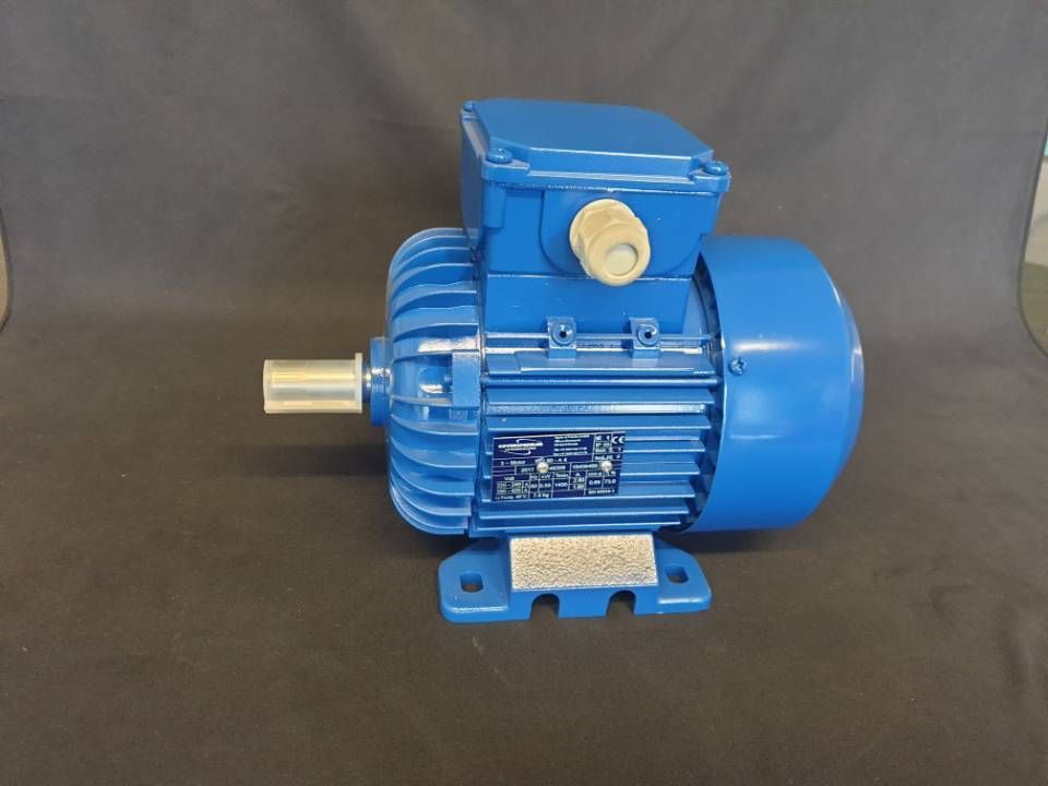 Blauer Elektromotor auf einem Ständer vor dunklem Hintergrund