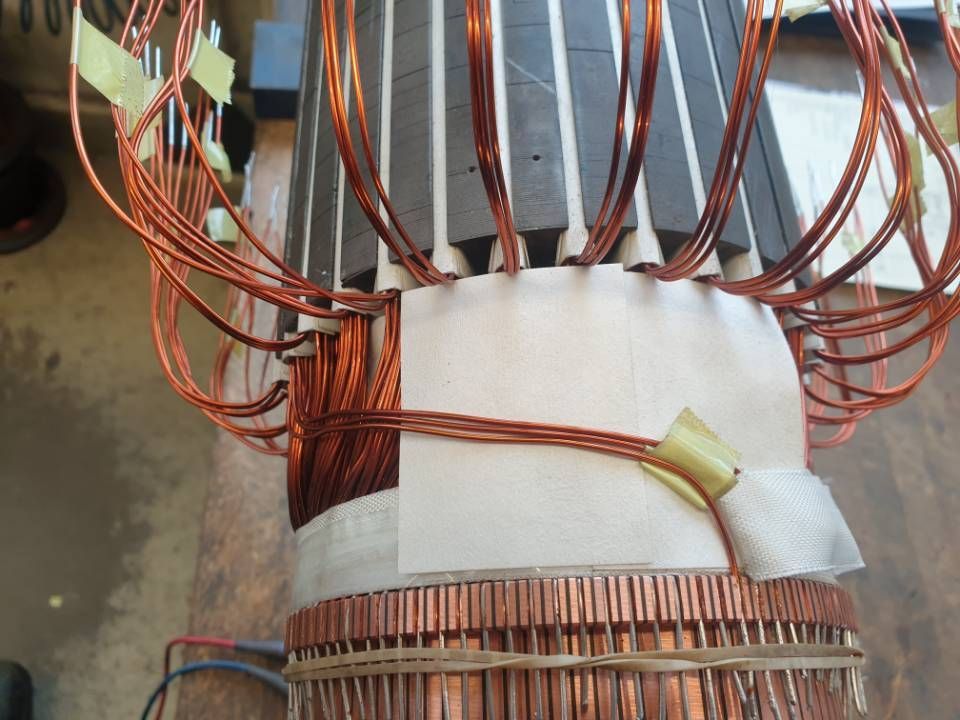 Kupferdrahtspulen, die um einen metallischen Motorkern gewickelt sind