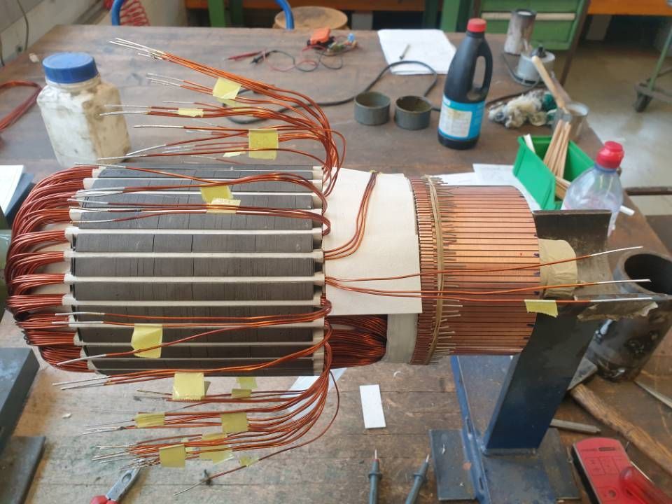 Rotor eines Elektromotors mit Kupferwicklungen auf einer Werkbank in einer Werkstatt