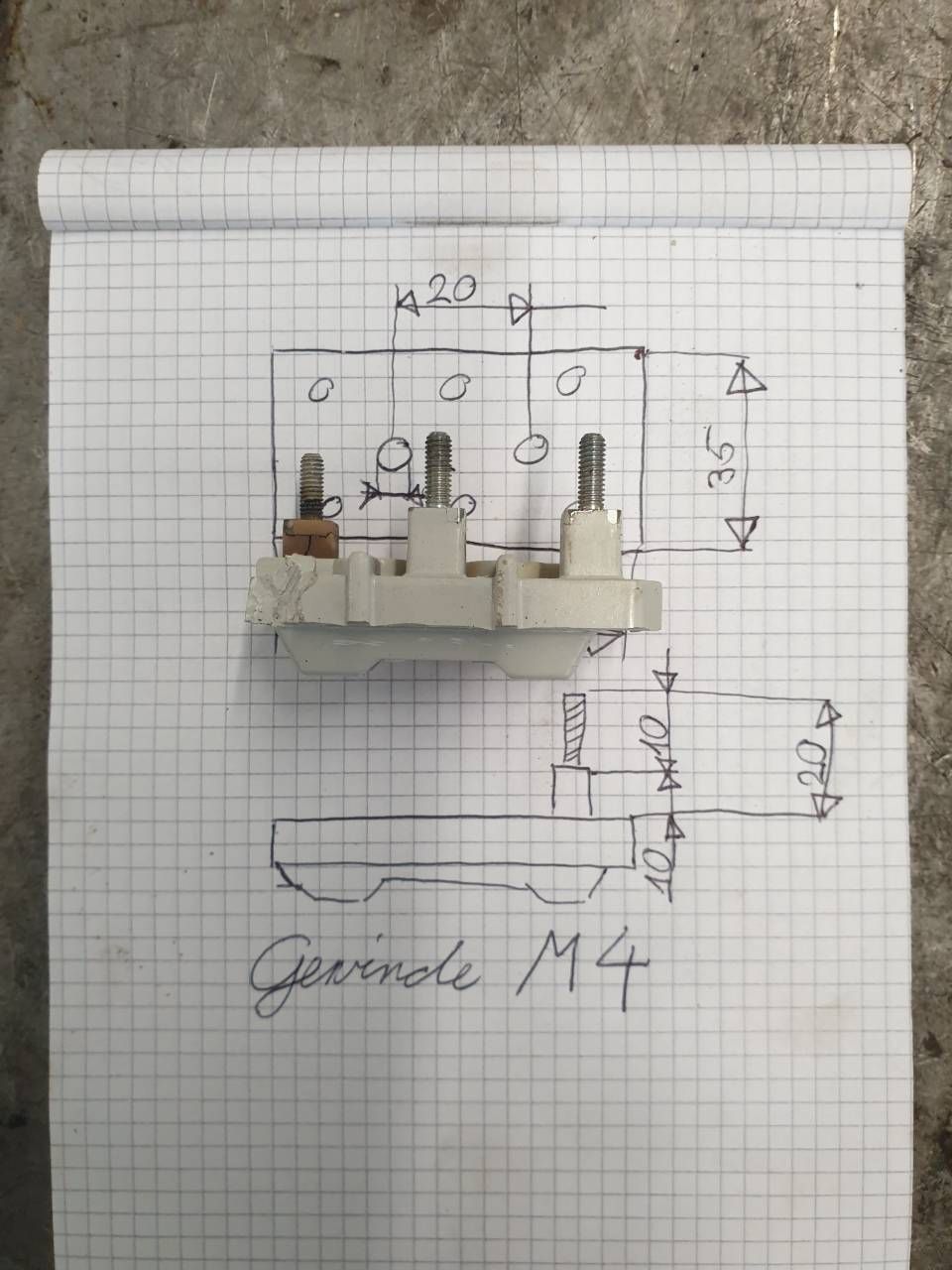 Technische Skizze eines elektrischen Bauteils von Hand auf Millimeterpapier, mit Massen und Beschriftungen.