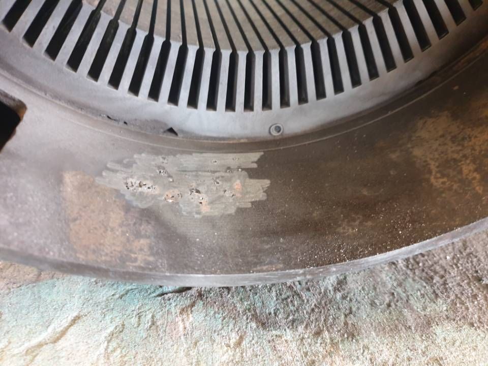 Nahaufnahme eines beschädigten Lüftungsgitters aus Metall mit abblätternder Farbe und Korrosion