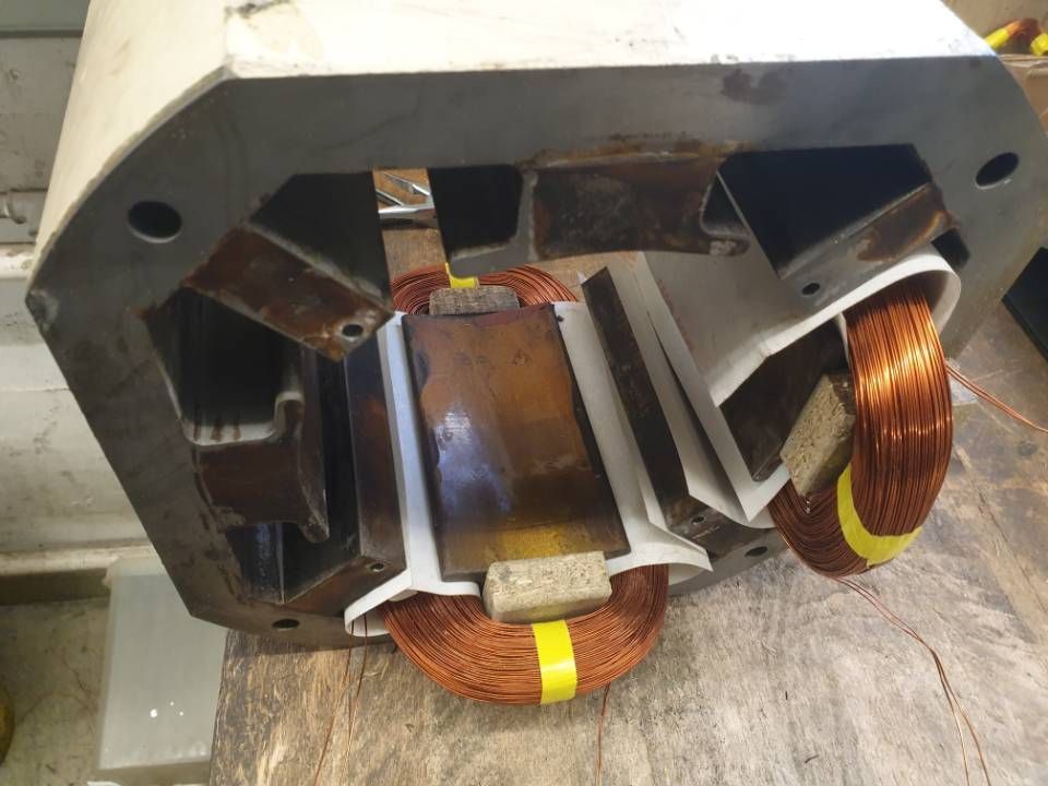 Beschädigter Elektromotor mit freiliegenden Kupferwicklungen in einem Metallgehäuse
