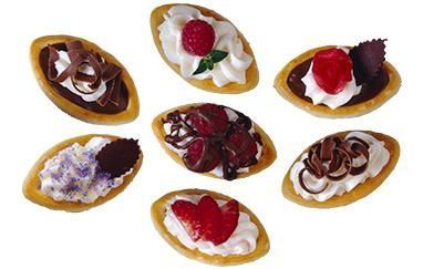 Un montón de postres con diferentes ingredientes.