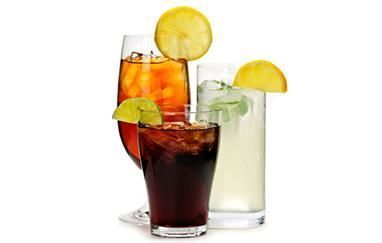 Tres tipos diferentes de bebidas están sentadas una al lado de la otra sobre un fondo blanco.