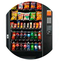 Una máquina expendedora llena de refrescos, patatas fritas y otros bocadillos.