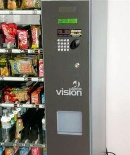 Una máquina expendedora de visiones llena de bocadillos y bebidas.