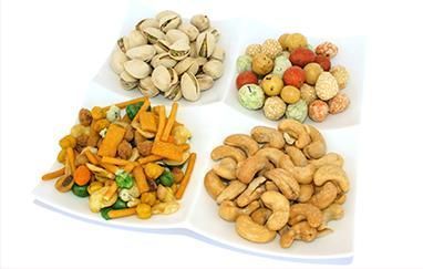 Hay muchos tipos diferentes de nueces en los platos.