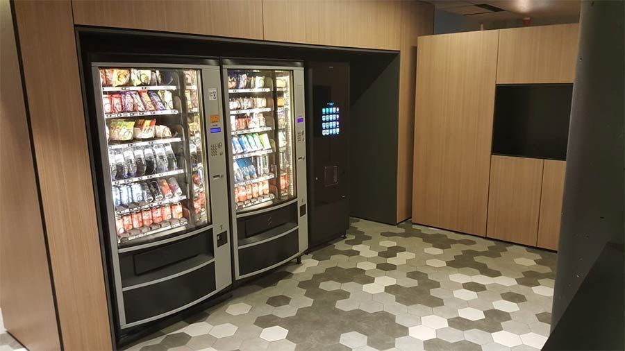 Una habitación llena de máquinas expendedoras y un televisor.