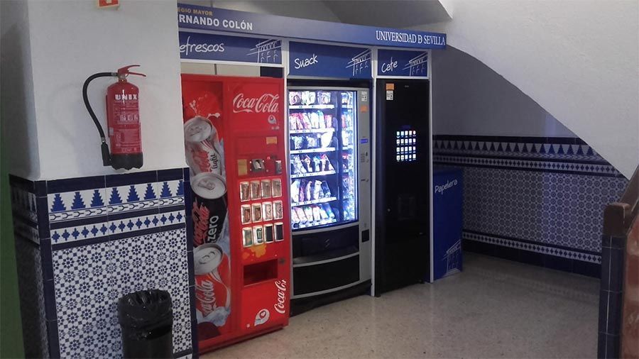 Una máquina expendedora de Coca Cola está al lado de una máquina expendedora de Pepsi.