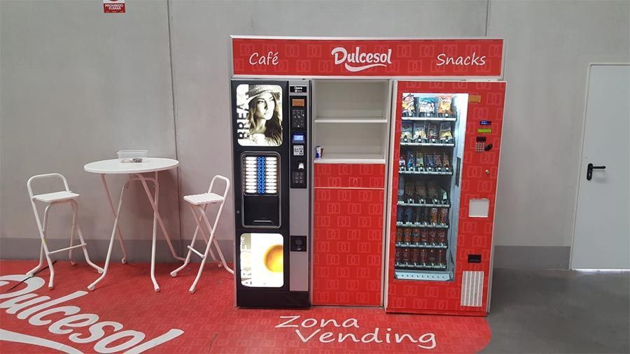 Una máquina expendedora roja con la palabra dulcesol.