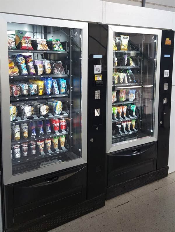 Dos máquinas expendedoras están alineadas una al lado de la otra