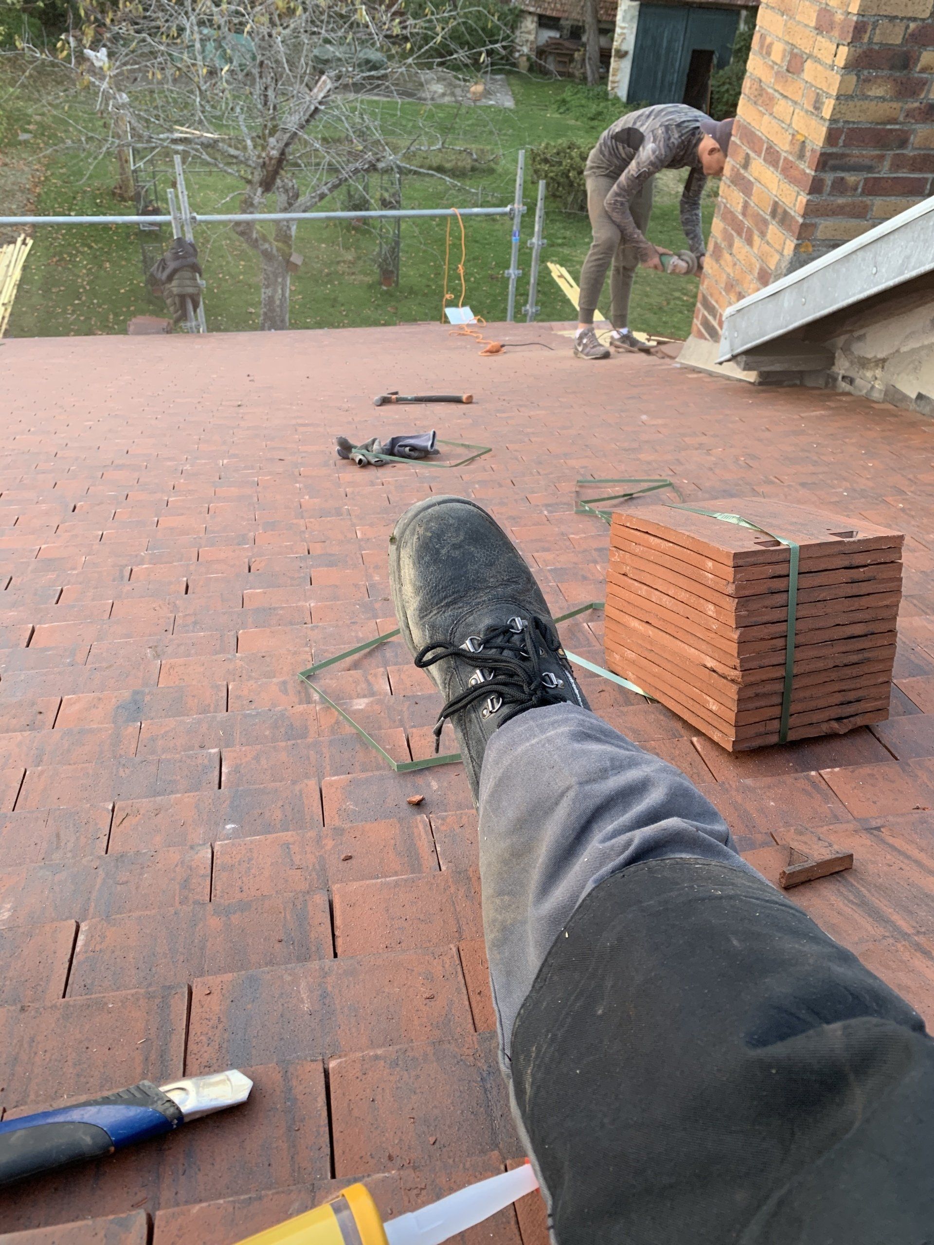 Pose de tuiles sur toiture