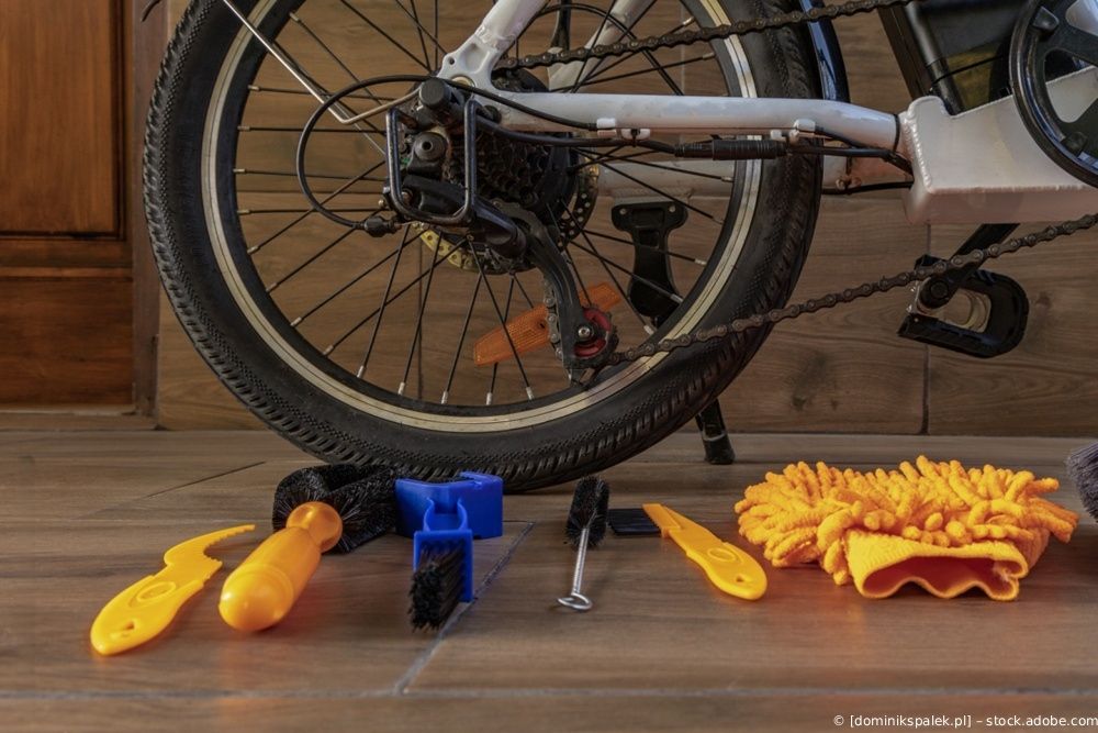 Zwei Drahtgestelle mit verschiedenen kleinen, verpackten Accessoires und Hängeartikeln in einem Ladengang.