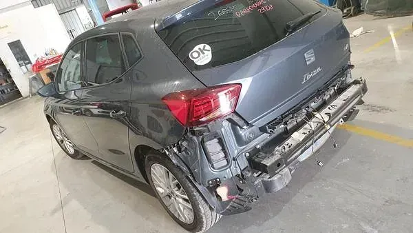 Un coche averiado se encuentra en un garaje.