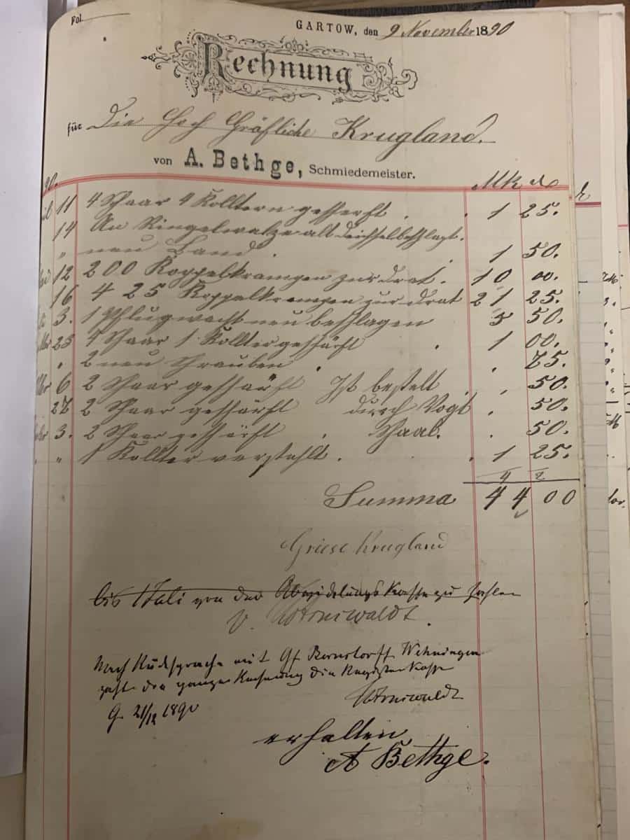 Alte, handgeschriebene deutsche Rechnung oder Quittung auf vergilbtem Papier mit Spalten für Positionen und Beträge