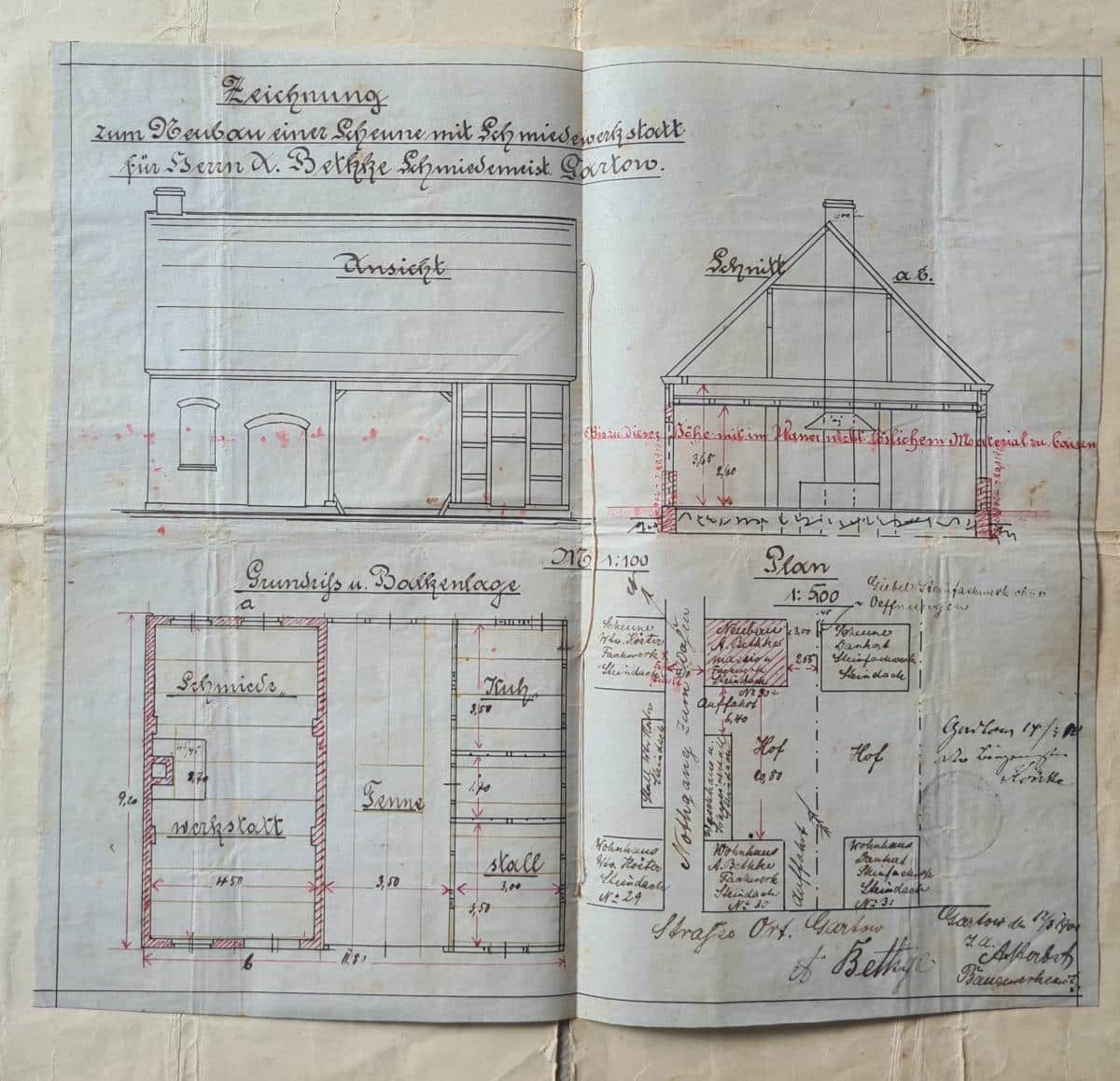 Handgezeichneter architektonischer Grundriss und Ansichtsskizze auf gefaltetem Papier mit roten Maßmarkierungen.