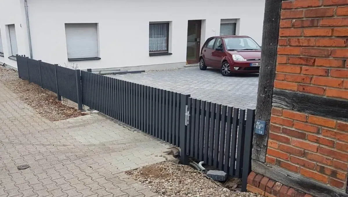 Metallbauer für Schwerin: Zaun- und Toranlage aus Stahl
