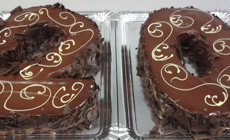 Dos pasteles de chocolate con la forma del número 20