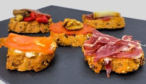 Cuatro tipos diferentes de comida están en un plato negro.