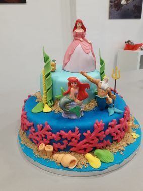 Un pastel con una sirena encima.