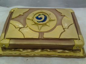 Un pastel que parece un libro está sobre una mesa.