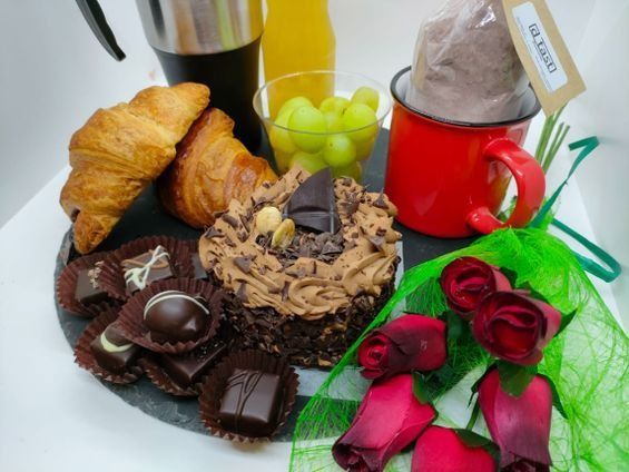 Una mesa cubierta con una variedad de postres y flores.